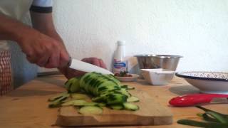 Faire une salade de concombre  recette facile [upl. by Neelya]