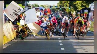 Tour de Pologne un cycliste entre la vie et la mort après une terrible chute sur la ligne d’arrivée [upl. by Llecram]