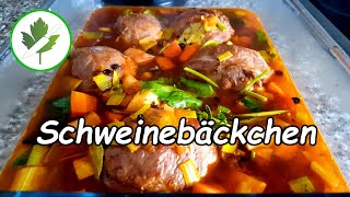 Geschmorte Schweinebäckchen in Rotweinsoße  Omas Rezept [upl. by Lacefield]